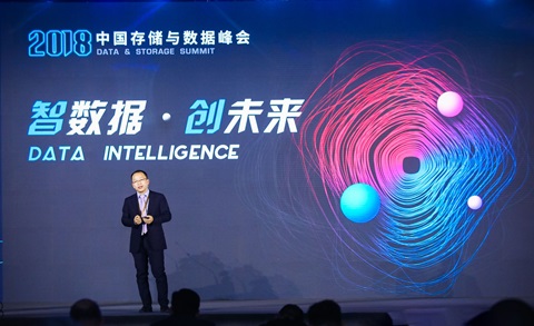 A Huawei storage expert delivers a speech about the OceanStor Dorado V3 series and NVMe at the 2018 Data & Storage Summit